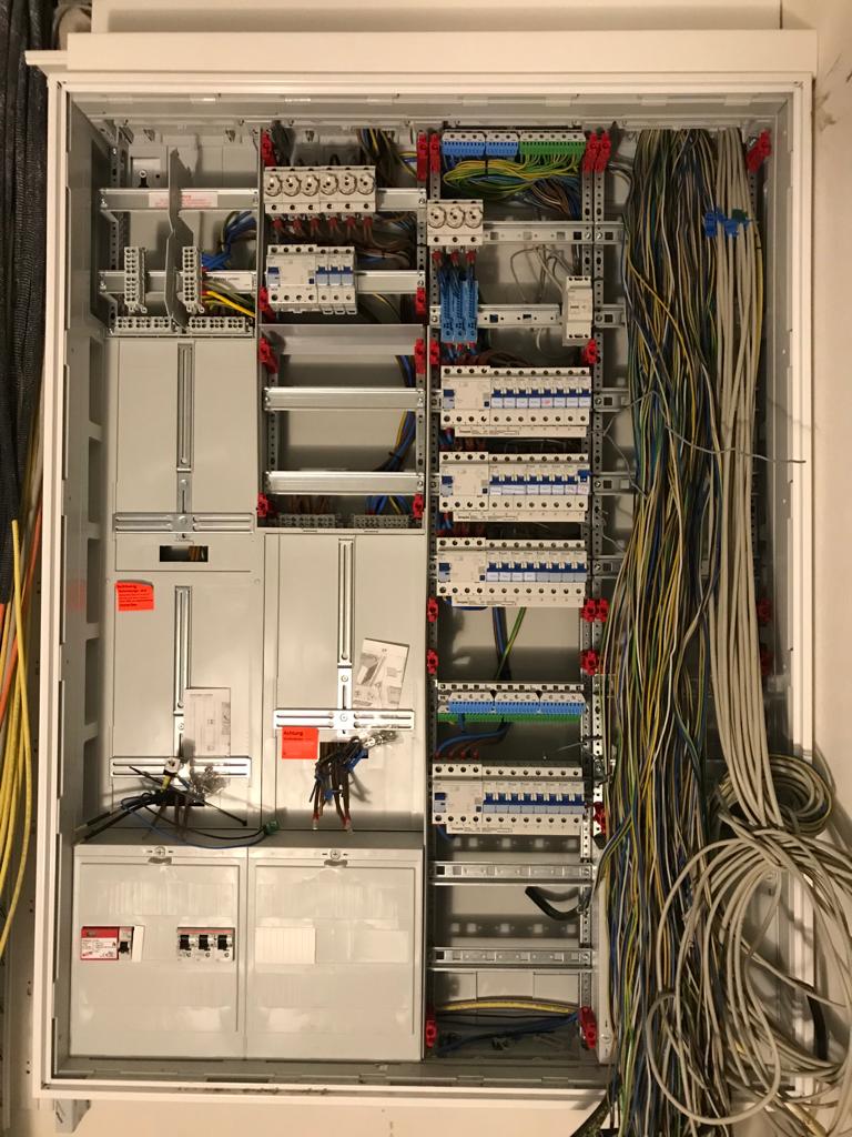 Offene Hauptverteilung mit Elektrokomponenten